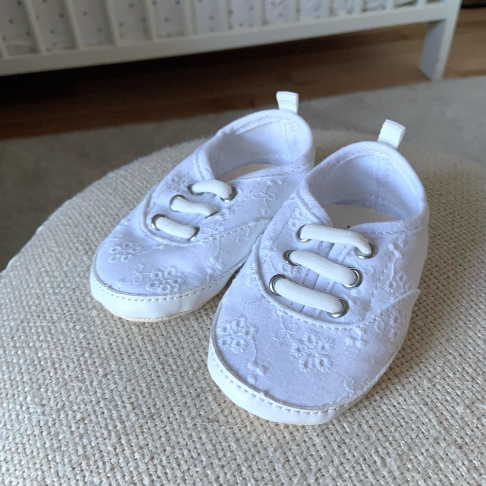 NWOT Baby GAP eyelet white shoes 6-12 months
